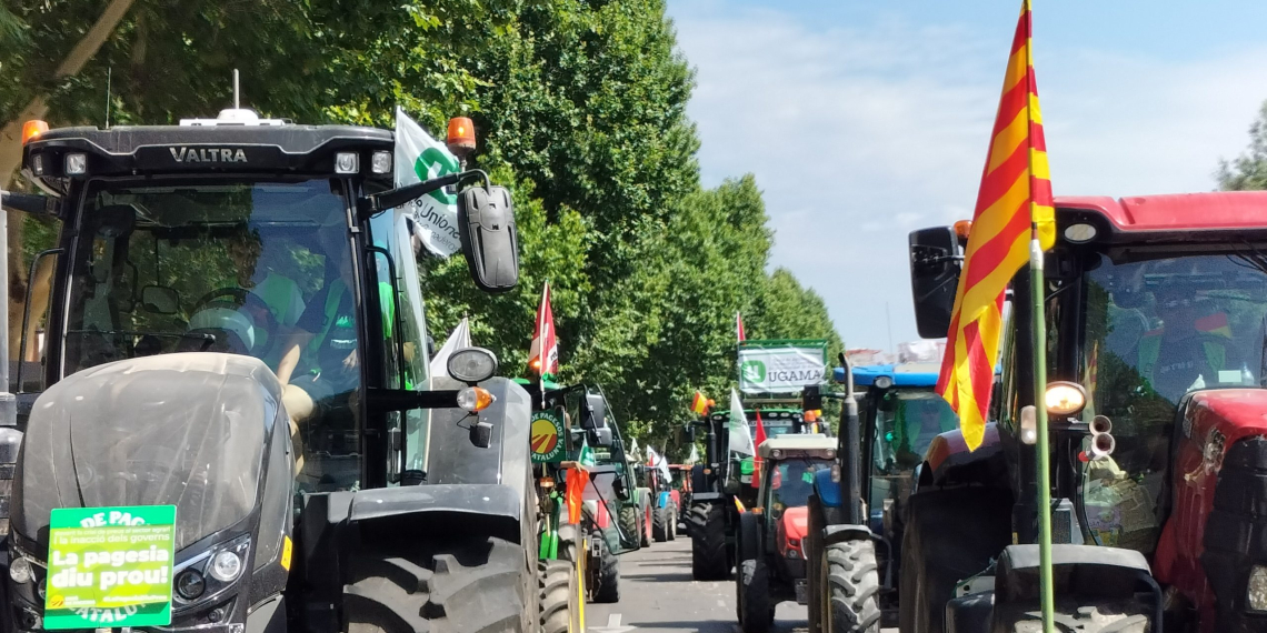 Una vintena de tractors i 200 pagesos ebrencs es manifesten a Madrid per la sequera