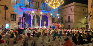 Desfilada del 51è Concurs de Vestits de Paper d’Amposta