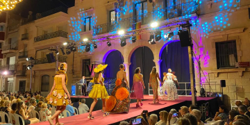 El 51 Concurs Nacional de Vestits de Paper arriba a Amposta amb 18 modistes