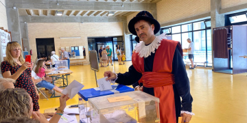Tortosa vota vestida del Renaixement en les eleccions generals del 23J
