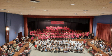 150 majorettes desfilen per Vilalba dels Arcs per celebrar els seus 50 anys d’història