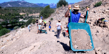 Troballa poc usual dels arqueòlegs a l’Assut de Tivenys: un espai de culte fora muralles
