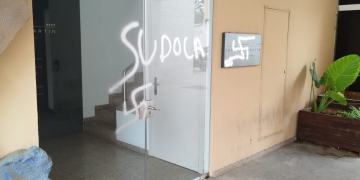 Pintades neonazis i xenòfobes al despatx professional de Faura