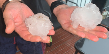 Magatzems i vehicles malmesos a la Sénia per la tempesta acompanyada de pedra 