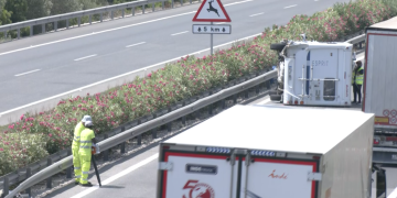 Accident a l’AP-7 entre un camió i una autocaravana a l’altura de Camarles