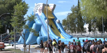Xalera i molta aigua a la prova del Circuit de Penyes del gran tobogan Megalodón