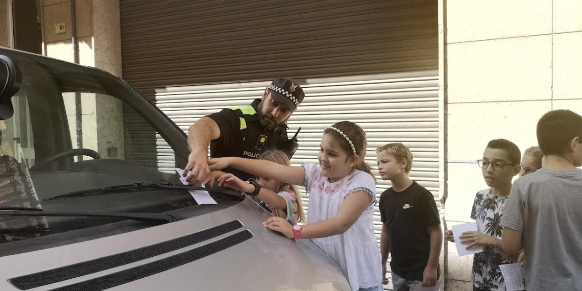 L’alumnat del Col·legi Teresià multa els vehicles mal estacionats amb un avís simbòlic, per la Setmana de la Mobilitat
