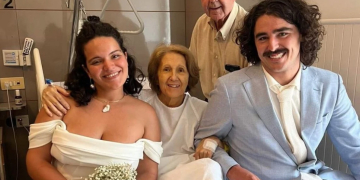 Visita sorpresa d’una núvia a la seva iaia a l’Hospital Comarcal de Móra d’Ebre