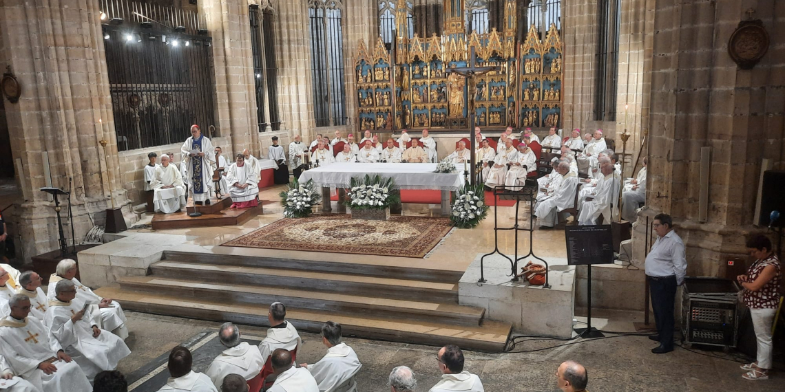 Un miler de persones s’apleguen a la catedral de Tortosa, per la presa de possessió del nou bisbe