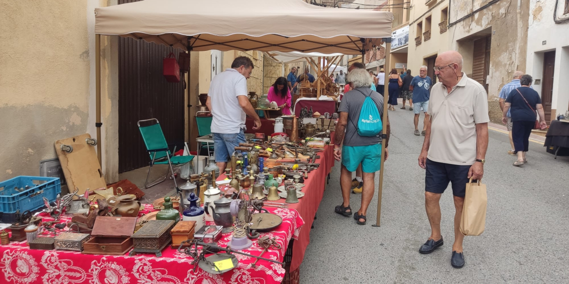 El Perelló dobla el nombre de paradistes en la segona edició de la Fira d’Antiguitats i Artesania