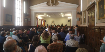 Els Quicos reivindiquen la llengua i la música de l’Ebre a la conferència de la Diada de Catalunya a Tortosa