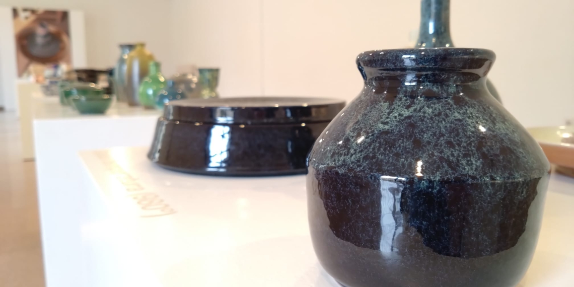 L’Escola per l’Art de Tortosa mostra fins a 80 peces de ceràmica d’alumnes en una exposició