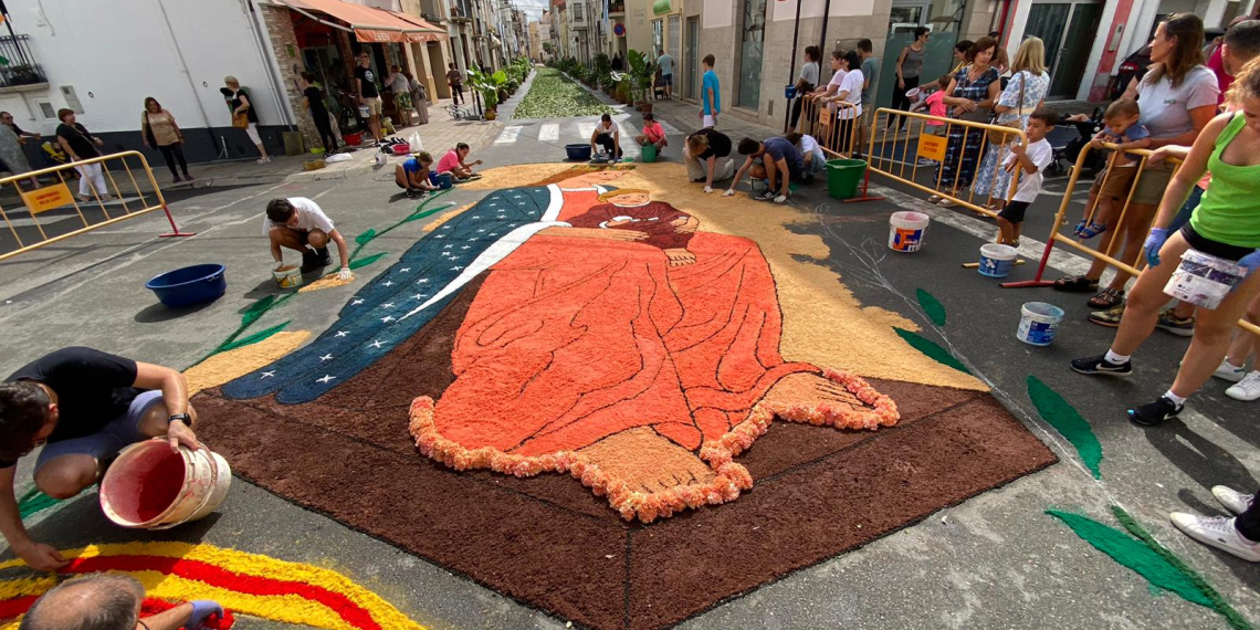 El jovent de la Sénia agafa el relleu en l’elaboració de catifes de la Mare de Déu dels Pallerols