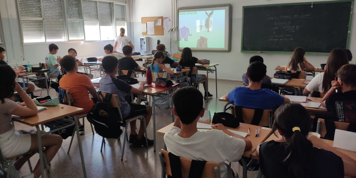 Instituts ebrencs volen acabar amb l’ús irracional del mòbil a l’aula