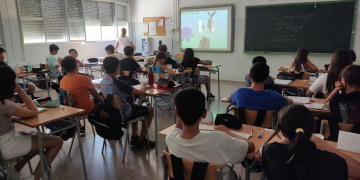 Instituts ebrencs volen acabar amb l’ús irracional del mòbil a l’aula