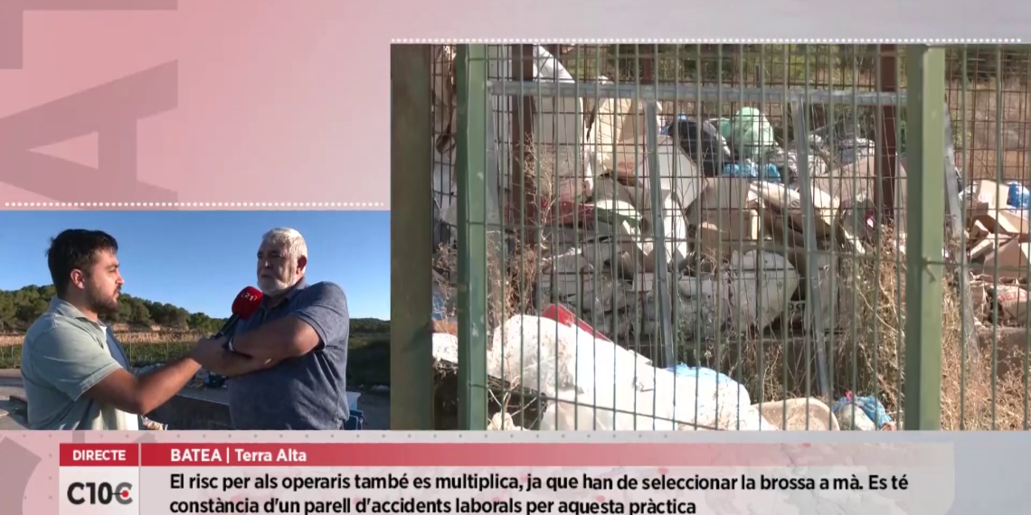 Brossa al terra, estacions plenes de residus i operaris treballant a mà, la conseqüència d’un canvi de contenidors a la Terra Alta i la Ribera d’Ebre