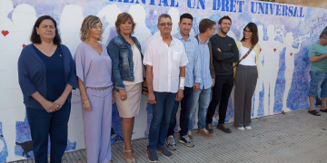 Usuaris del Pere Mata pinten un mural per la salut mental al centre de Tortosa