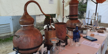 Els artesans de cosmètica natural es concentren a l’Aldea per reclamar obradors públics