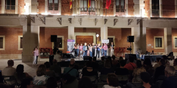 Globus blancs omplen el cel de Tortosa en la celebració del segon aniversari de Libèl·lules dels Estels
