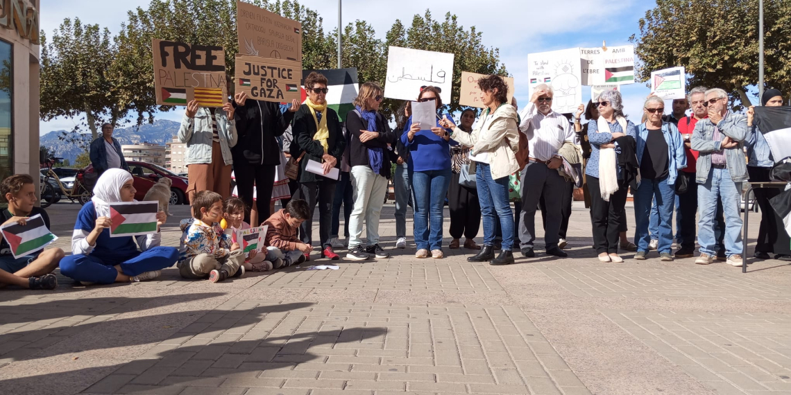 Concentració a Tortosa per demanar que s’aturin els atacs i el setge del poble palestí a Gaza