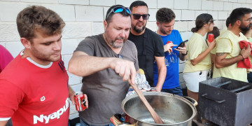 Els caleros posen els millors ingredients a la cassola amb la Diada de l’Arrossejat