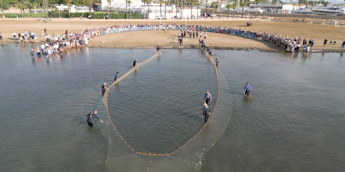 Orígens 2023. Demostració de pesca al rossegall a la platja de Pipi
