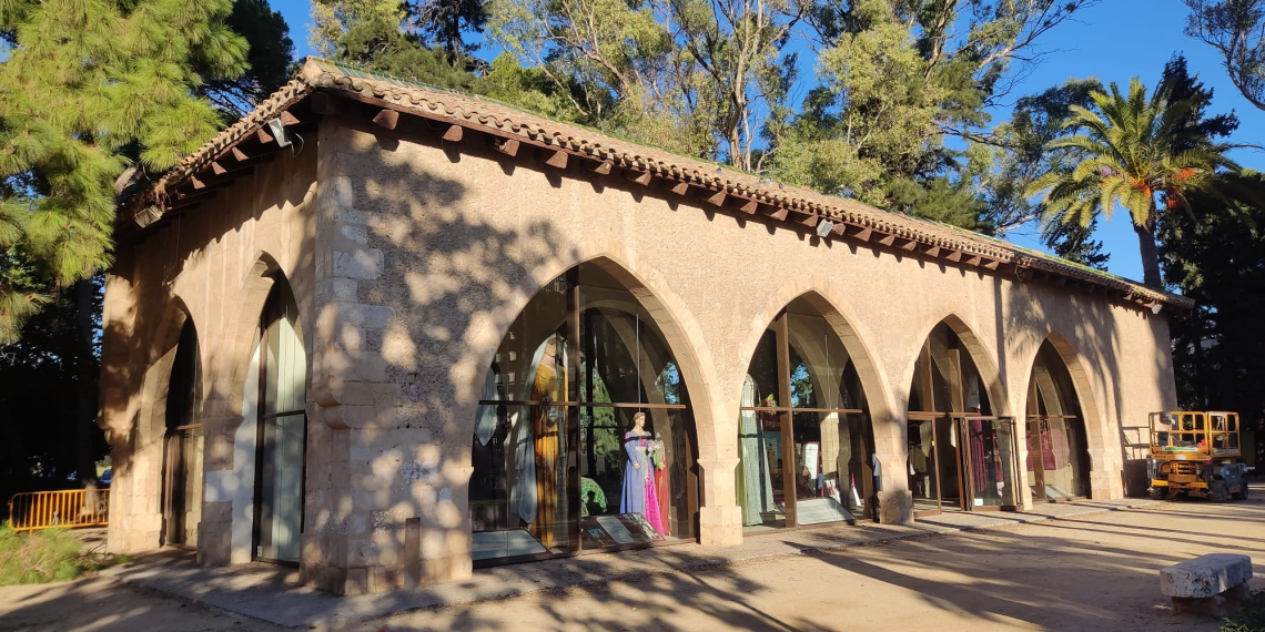 Obres de reparació a la coberta de la llotja del parc de Tortosa