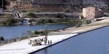 La CHE repara les escletxes de l’assut de Xerta amb injeccions de resines i ciment