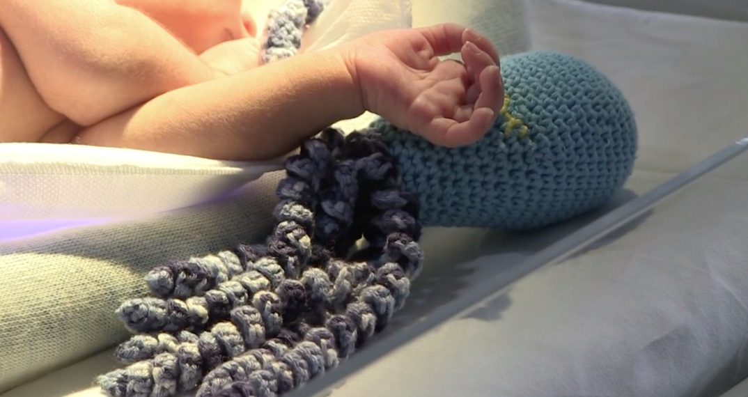 L’HTVC fomenta la lectura acompanyada per els nadons prematurs