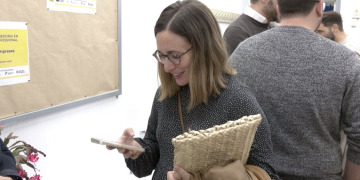 Empreses i alumnes de l’institut Montsià debaten sobre l’ús del mòbil en l’entorn professional