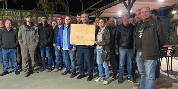 Una vintena d’agricultors es manifesten a Santa Bàrbara per demanar accions contra els robatoris d’olives