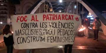 Una trentena de dones participen en la marxa de les torxes de Vaga Feminista a Tortosa pel 25-N