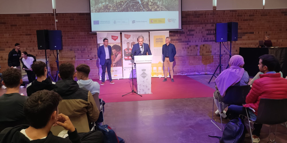 Joves i empreses es troben a la Fira d’Ocupació d’Amposta, que ofereix mig miler de llocs de treball