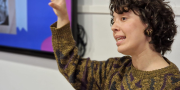 L’experiència de l’artista Mar Grifoll sobre els estereotips del cos arriba als instituts del Baix Ebre