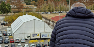 Noves queixes veïnals a Amposta per l’oci nocturn, ara per una carpa instal·lada per festes de Nadal
