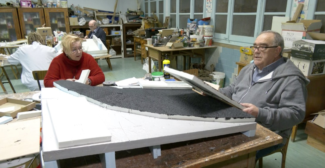 Els pessebristes de l’Ebre, immersos en la confecció dels diorames de Nadal 