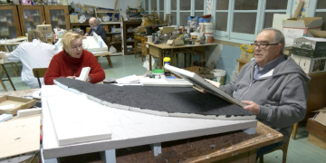 Els pessebristes de l’Ebre, immersos en la confecció dels diorames de Nadal 