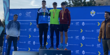 Marc Lleixà i Íker Ballesteros, del Club Atletisme Terres de l’Ebre, pugen al podi del Català de cros curt de Vila-seca