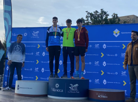 Marc Lleixà i Íker Ballesteros, del Club Atletisme Terres de l’Ebre, pugen al podi del Català de cros curt de Vila-seca