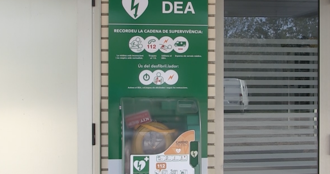 Tivenys instal·la un nou desfibril·lador per protegir els veïns d’aturades cardiovasculars