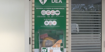 Tivenys instal·la un nou desfibril·lador per protegir els veïns d’aturades cardiovasculars