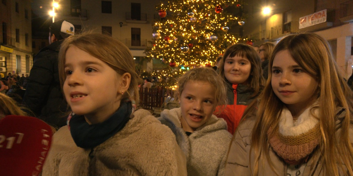 Centenars de nens fan cagar el tió a la plaça de l’Ajuntament de Tortosa