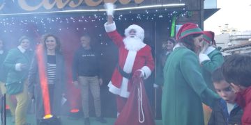 El Pare Noel porta la màgia i il·lusió als carrers d’Amposta