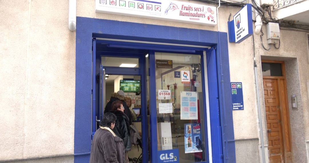 Pluja de vendes a l’administració de l’Ametlla de Mar després de repartir un cinquè premi