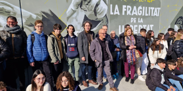 Flix inaugura un mural elaborat per 200 alumnes i Roc Blackblock sobre la fragilitat de la democràcia