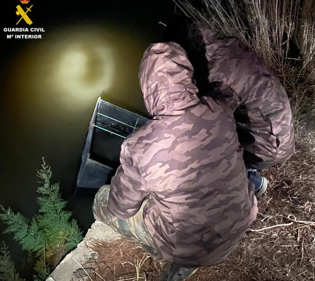 Denuncien dues persones per pescar angules de forma furtiva al delta de l’Ebre