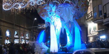 Tortosa surt al carrer per rebre els Reis Mags, tot i el vent i la pluja