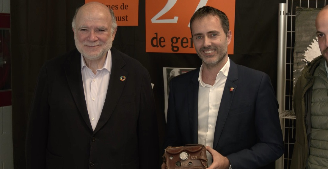 Joan Sabaté cedeix una càmera d’Antoni Garcia a l’Ajuntament de Tortosa