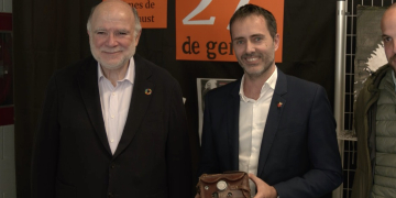 Joan Sabaté cedeix una càmera d’Antoni Garcia a l’Ajuntament de Tortosa