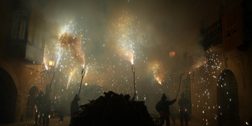 El cartell de la passió i l’encesa de la foguera enceten les festes de Sant Sebastià de Vilalba dels Arcs